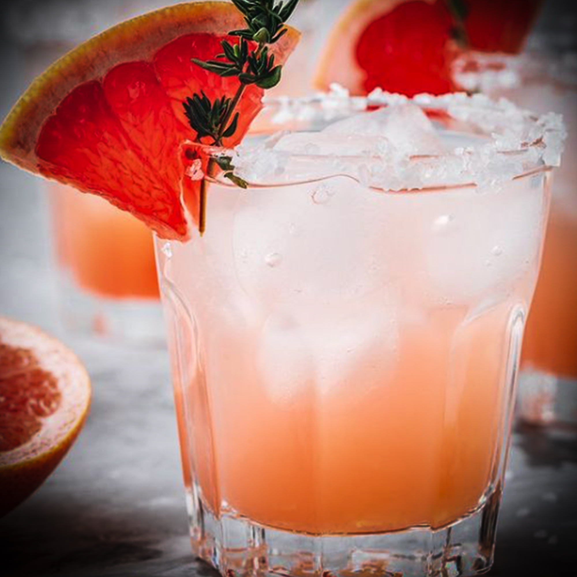 Cocktail rose au pamplemousse servi sur glace