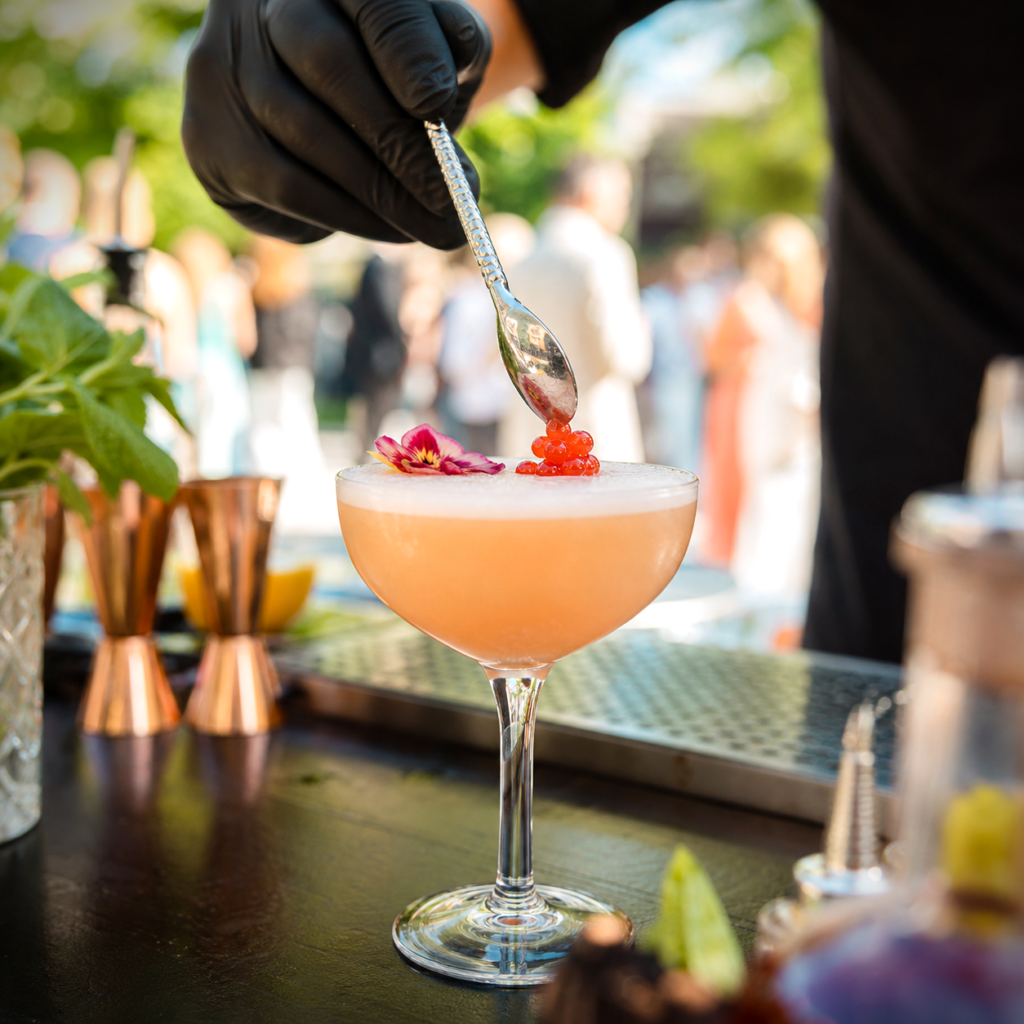 Cocktail opaque avec perles de saveur servi en live par So Barman