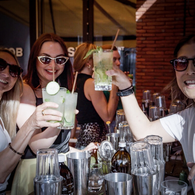 Atelier ou bar à cocktails : Quel format pour votre pot de départ ?