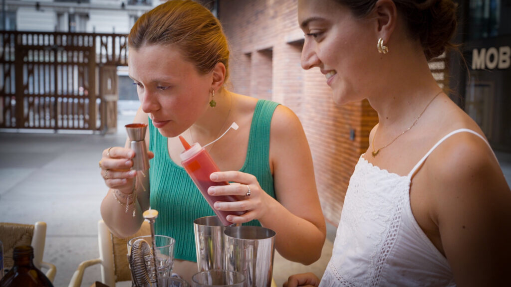 Participantes découvrant les ingrédients d’un cocktail