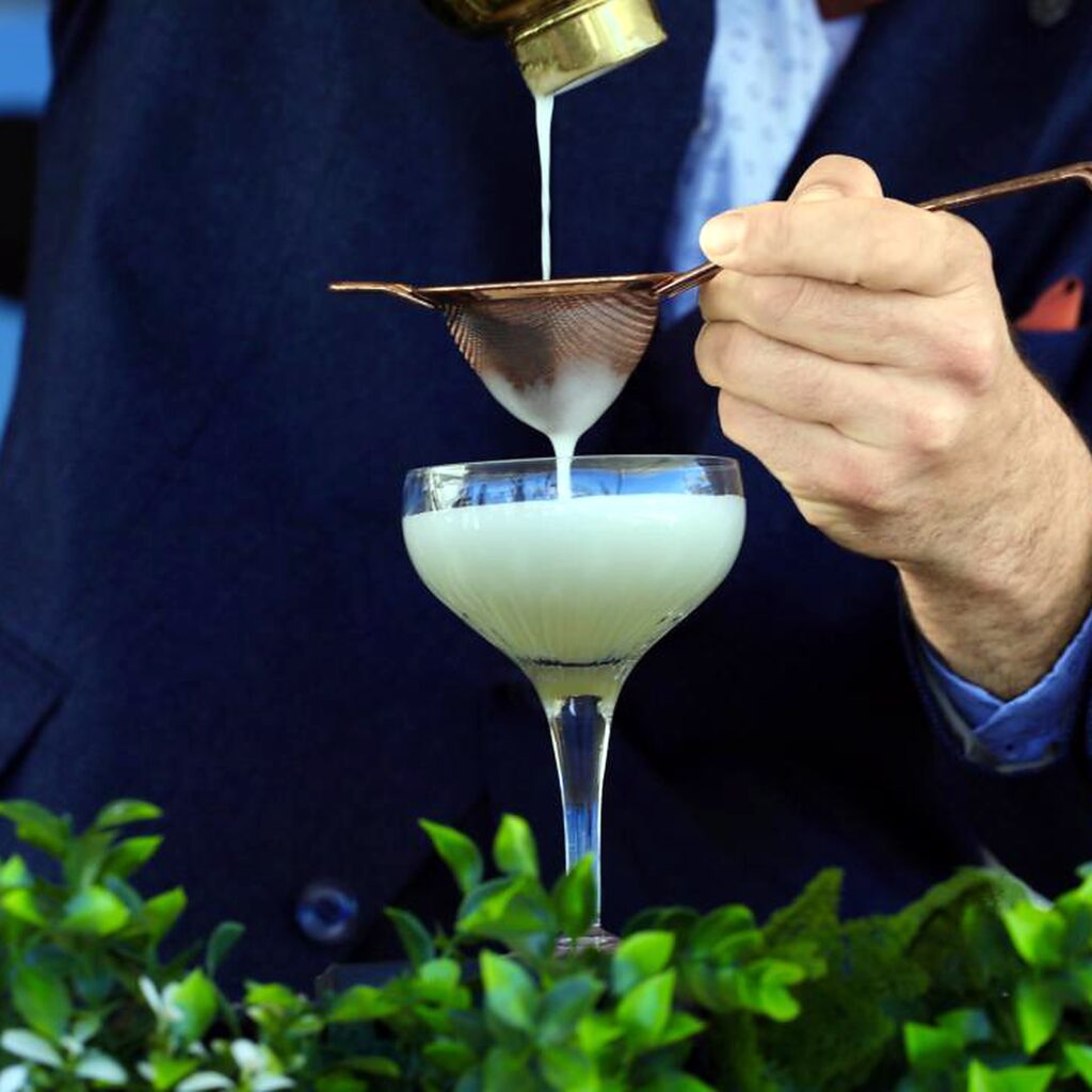 Geste cocktail autour du vin et de la mixologie gastronomique