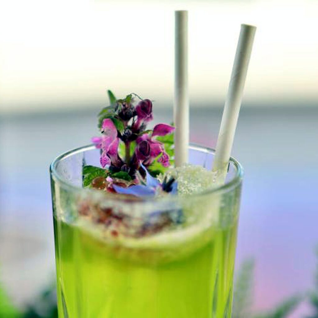 Cocktail signature vert dans une logique gastronomique