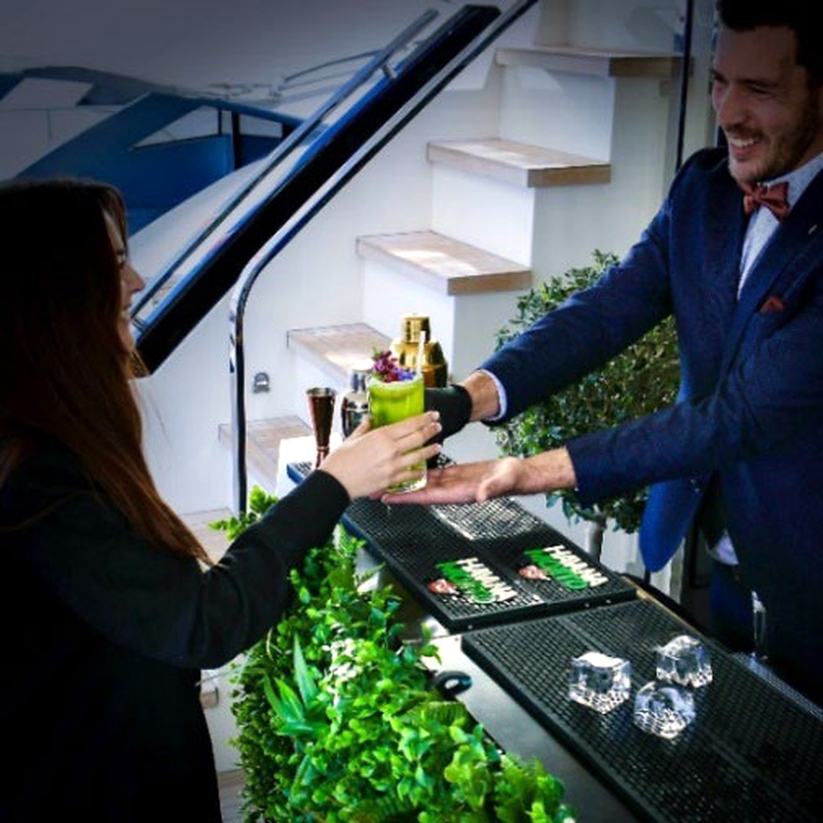 Bar à cocktails So Barman pour une activation SOREL en showroom