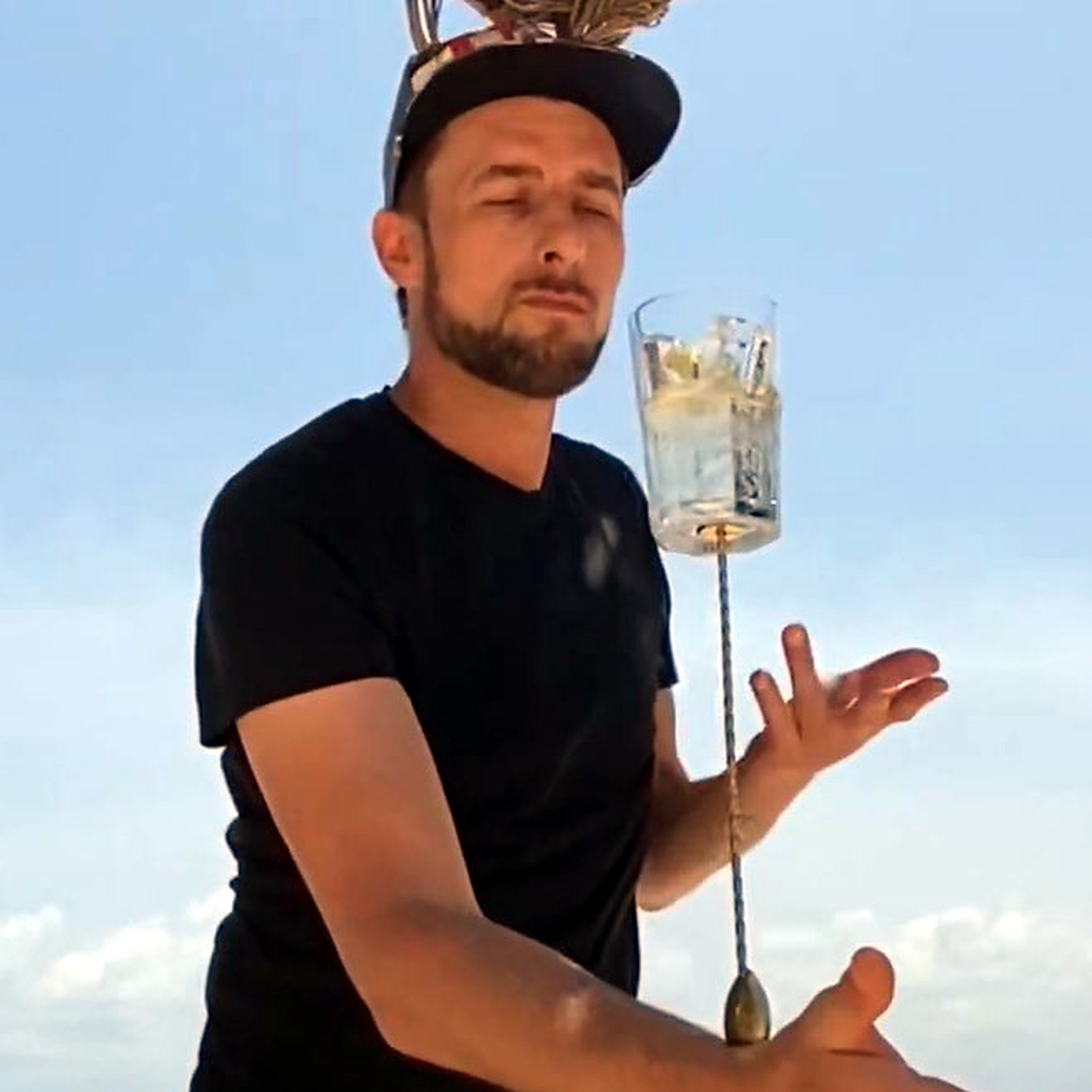 Flair bartender So Barman pour un bar show à Paris