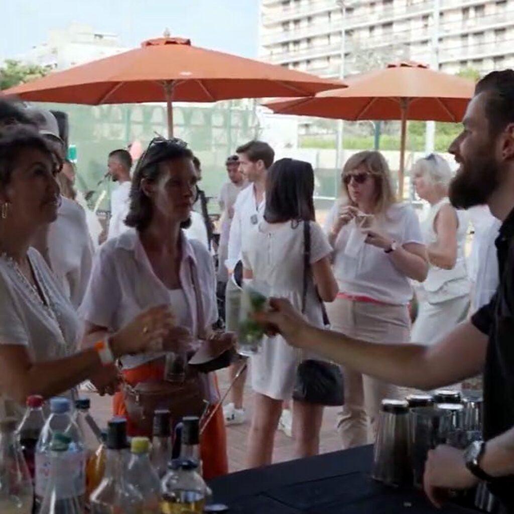 Cocktail d’entreprise : Comment créer une carte signature qui marque les invités