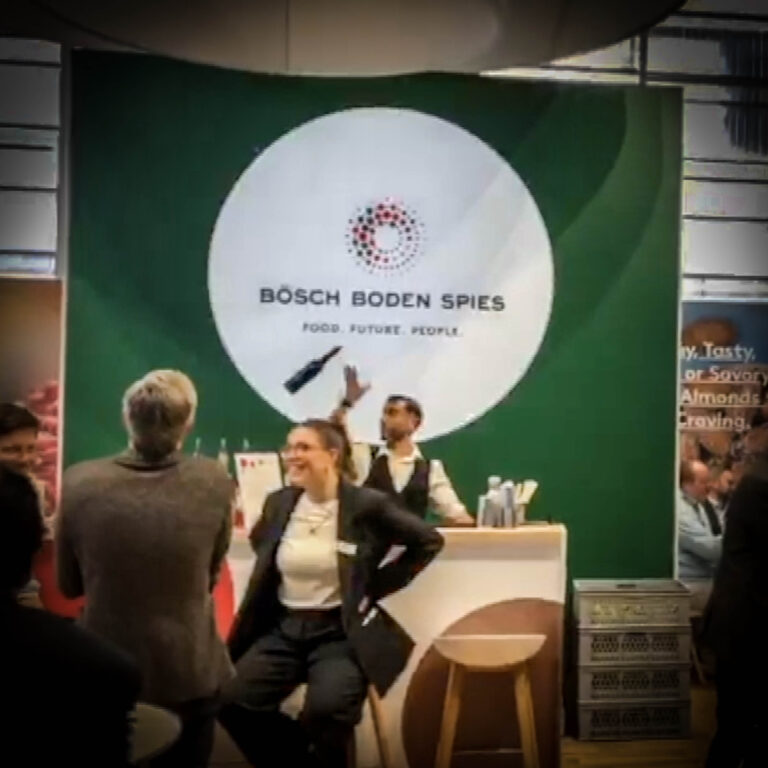 Visiteurs devant le bar du stand Bösch Boden Spies au SIAL Paris