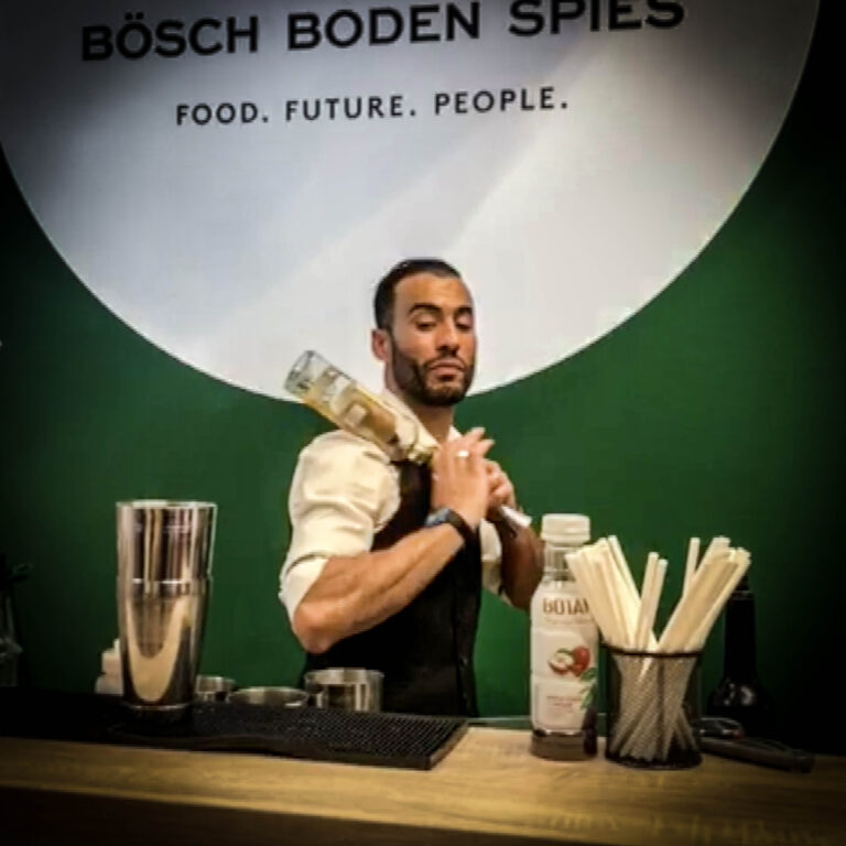 Barman réalisant un geste de Working Flair avec une bouteille