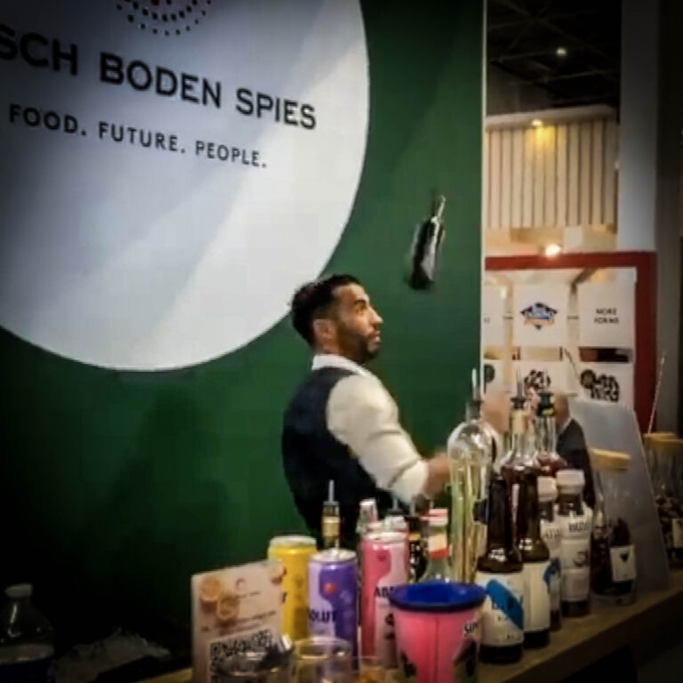 Bouteille en mouvement au-dessus du barman sur le stand Bösch Boden Spies
